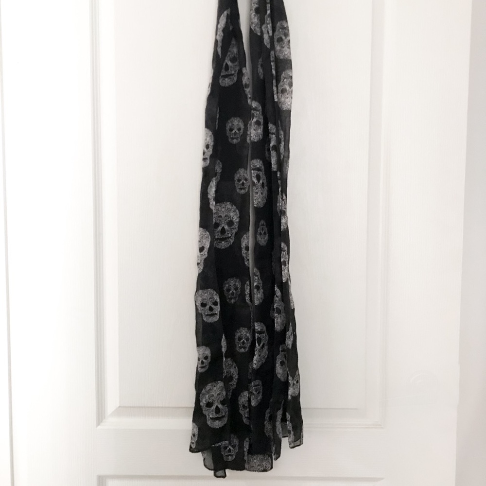 Skeleton 💀 pattern scarf - Picture 3 of 7